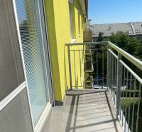 Balkon s výhledem z 3pokojového bytu na ulici Na úvrati v Bratislavě.