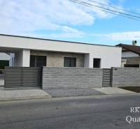 Rodinný dům v obci Tureň s moderní architekturou a kamennou fasádou.