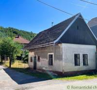Rodinný dům v Banské Bystrici s tradiční architekturou na okraji lesa.