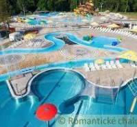 Aquapark s tobogány a bazény v Štefanovičové, ideální pro letní rekreaci.