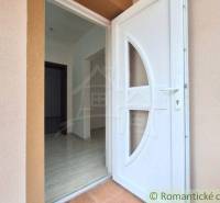 Vstupní dveře do rodinného domu v Komárně, s dlaždicovou podlahou a světlou chodbou.
