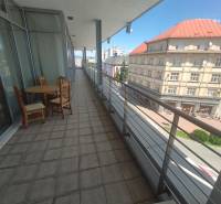 Balkón na ulici J. Kotáčka, s výhledem na město Zvolen a okolní kanceláře.