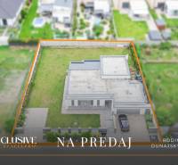 Rodinný dům na prodej v Dunajském Klátově z ptačí perspektivy, ohraničený pozemek.