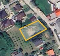 Letecký pohled na pozemky k bydlení v Žabokrekách nad Nitrou, ohraničené žlutou linií.