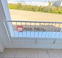 Balkon 2-pokojového bytu na Labutí ulici, Bratislava V s výhledem na zeleň a budovy.