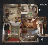 Půdorys s místnostmi: sklad, pracovna, WC, kotelna a kuchyňka v rodinném domě.