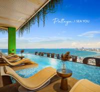 Balkon s bazénem a výhledem na pobřeží ve městě Pattaya, Výstavba bytů.