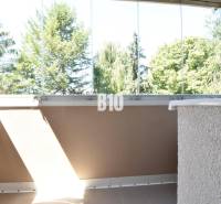 Zasklený balkon s výhledem na zeleň u 3pokojového bytu v Bytči.