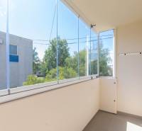 Zasklený balkon v 2-pokojovém bytě s výhledem na zeleň v Dubnici nad Váhom.