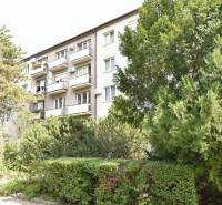 Bytový dům obklopený zelení na Smolnické ulici v Bratislavě - Ružinově, s balkony.