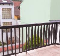 Balkon s výhledem na budovy, 2pokojový byt na Vrátnej ulici v Košicích.