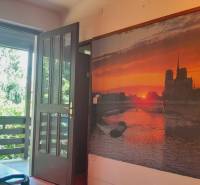 Otevřený balkon, velkoformátový obraz s motivem západu slunce v rodinném domě.