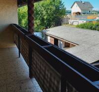 Balkon při výstavbě bytů v Jois s výhledem na okolí.