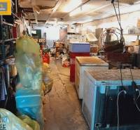 V gastro prostorech se nacházejí regály s krabicemi a mrazicí boxy.