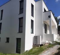 Vila v Hainburgu an der Donau s bílou fasádou a minimalistickým designem.