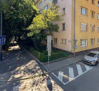 Ulice Karadžičova v Bratislavě - Staré Město s budovou a zaparkovanými auty.