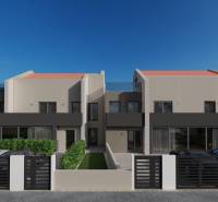 Vila v Poreči s moderní architekturou, před kterou je parkoviště a zeleň.