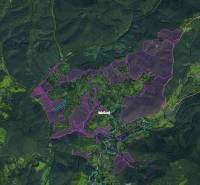 Satelitní mapa zemědělských a lesních pozemků v okolí Čavoje s barevným označením.