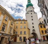 Baštová ulice v Bratislavě - Staré Město, historická architektura a Michalská věž.