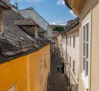 Baštová ulice v Bratislavě - Staré Město s výhledem na historické budovy.