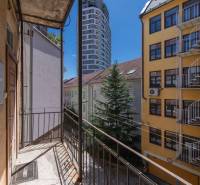 Balkon s výhledem na budovy a věž v Bratislavě - Historické jádro, Karpatská.