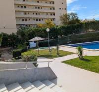 Bazén a zahrada před apartmánovým komplexem na ulici cl. Aquiles v Torrevieja.