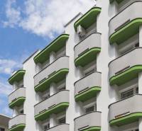 Fasáda budovy s balkóny na ulici Ondavská, Bratislava - Ružinov.
