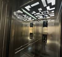 Interiér výtahu s moderním osvětlením a zrcadly v Rekreačním apartmánu.