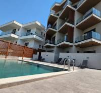 Rekreační apartmán v Ksamile s bazénem a velkou terasou na relaxaci.