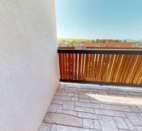 Balkon 2-pokojového bytu v Demänovské Dolině s výhledem na přírodní scenérii.