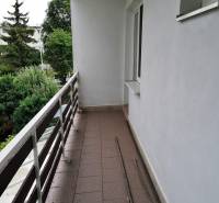 Balkón rodinného domu na ulici J.Š.Šikuru v Martině s výhledem na zeleň.