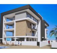 Rekreační apartmán v Los Alcázares s bazénem a palmami v pozadí.