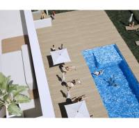 Rekreační apartmán v Los Alcázares s bazénem, lehátky a slunečníky na terase.