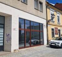 Obchodní prostory na Konventní ulici, Bratislava - Staré Město u zaparkovaného auta.