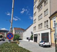 Ulice Konventná v Bratislavě - Starém Městě, obchodní prostory a dopravní značka.
