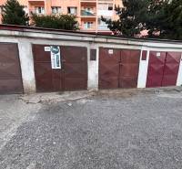 Garáže na Považské ulici, Košice - městská část Západ s bytovkou v pozadí.