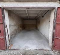Otevřená garáž na Považské ulici v Košicích, městské části Západ, s betonovou podlahou.