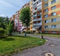 Bytový dům na Záborského ulici v Popradu, obklopený zelení a chodníky.