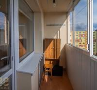 Zasklená lodžie v 3-pokojovém bytě s výhledem na paneláky v Popradu na Záborského.