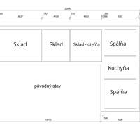 Půdorys rodinného domu s místnostmi: sklad, dílna, ložnice, kuchyně.
