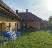 Starší rodinný dům v Nitrianskych Sučanoch na ulici Nitrianske Sučany s travnatým pozemkem.