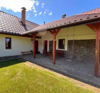 Zahrada rodinného domu s terasou, židlemi a houpačkou ve městě Vagrinec na ulici Vagrinec.