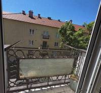 Balkon 2pokojového bytu s výhledem na sousední budovu a střechy, Košice - městská část Jih, Pasteurovo náměstí.