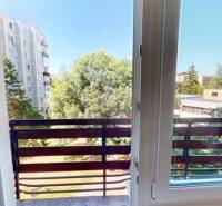 Výhled z 2pokojového bytu na ulici Centrum I. v Dubnici nad Váhom, s balkonem a zelení.