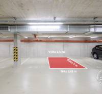 Parkovací místo v garážích o rozměrech 5x2,45 metru, ideální pro vozidlo.