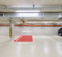 Garáže s parkovacím místem uvnitř. Šířka 2,45 m, délka 5 m.