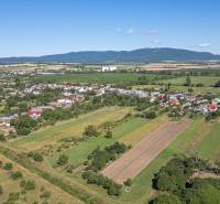 Panoráma Sečovců nabízí pozemky k bydlení obklopené malebnou přírodou a poli.