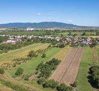 Letecký pohled na pozemky v Sečovcích, Pozemky - bydlení, obklopené přírodou a domy.