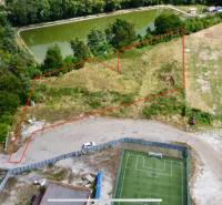 Developerské pozemky v Záhradním u rybníka a sportovního hřiště.