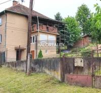 Rodinný dům v Českých Brezovách s velkou zahradou, oplocením a verandou.